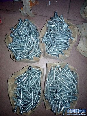 庫存五金雜件的多樣選擇 從釘子到螺絲，窗鉤及其他雜件